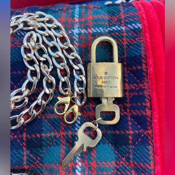 *️⃣3️⃣0️⃣7️⃣🌸AUTHENTIC Louis Vuitton Padlock+2 keys Comes with Custom Chain - Picture 3 of 7